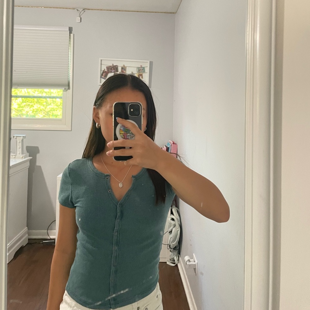 Flattering size small, blue green top